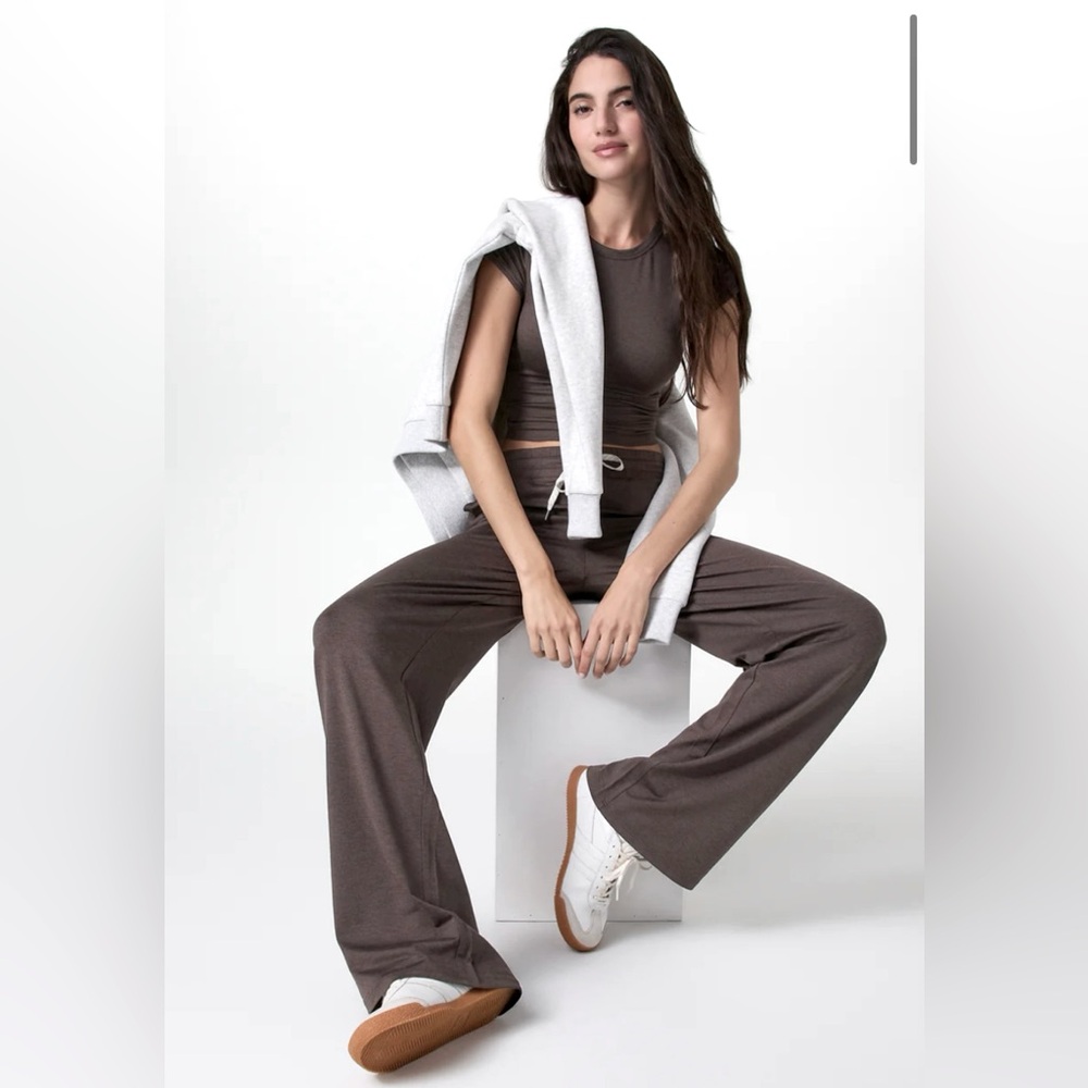 Vuori Wide Leg Pant Size L with wide waistband.